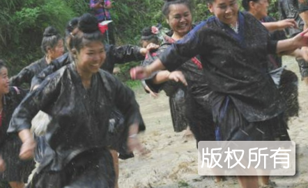 苗寨打泥脚