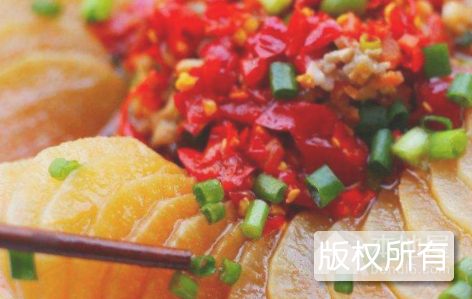 皮蛋剁辣椒蒸土豆
