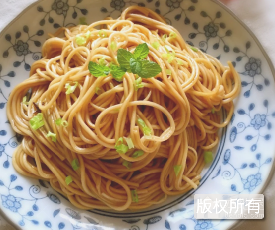 开洋葱油拌面